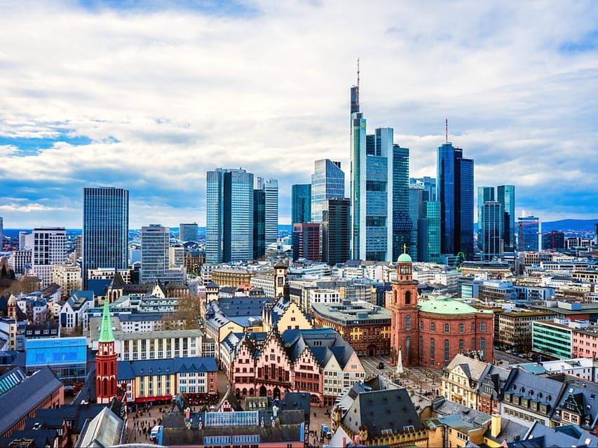 Frankfurt: Walking tour in Russian in private - just for you and your friends - Exploring Frankfurt’s iconic sights