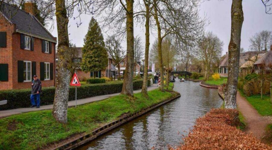 From Amsterdam: Giethoorn Guided Day Trip with Canal Cruise - What to Expect: A Day in Giethoorn