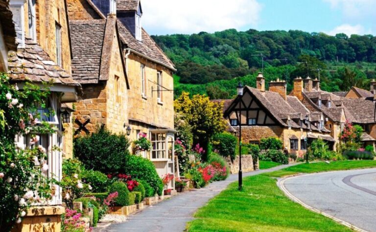 From Brighton: Stratford-upon-Avon & The Cotswolds Day Trip - Bourton-on-the-Water: A Picture-Perfect Village