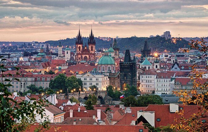 Full-Day Prague in a Nutshell Walking Tour with delicious Lunch-Cruise - Key Points