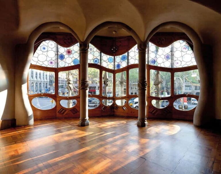 Gaudi's legacy.Exclusive tour to Park Güell & Casa Batlló - Key Points