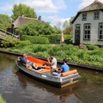 Giethoorn: 2,5 Hours 7 persons boat steeringwheel + cushions - The Experience: What to Expect