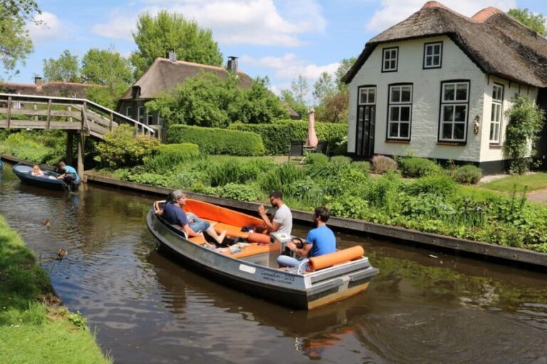 Giethoorn: 2,5 Hours 7 persons boat steeringwheel + cushions - The Experience: What to Expect