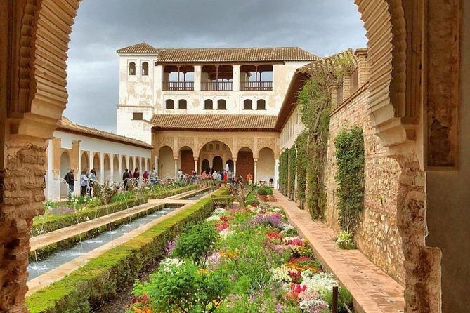 Granada: Alhambra Comlex + Nasrid Palaces + Alcazaba Guided Tour - Who Is This Tour Best For?