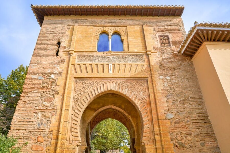 Granada: Alhambra Small Group Tour with Nasrid Palaces - What Makes This Tour Stand Out