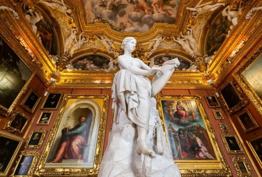 Guided tour of Palazzo Pitti: Botticelli, Caravaggio, and Raphael compared - An In-Depth Look at the Tour Experience