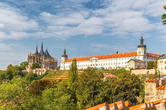 Half Day Trip to Kutna Hora and Bone Church from Prague - Transportation, Guides, and Group Dynamics