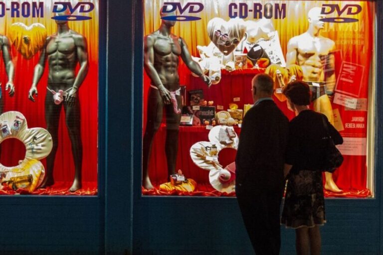 Hamburg: St. Pauli Highlights Guided Tour with Beer for 18+ - Final Thoughts: Should You Join This Tour?