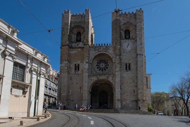 Historic Tuk Tour 1h30 - Stop 2: Lisbon Cathedral (Sé de Lisboa)