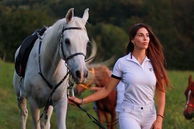 Horseback riding for experts between the lake and the mountains - The Value of This Experience