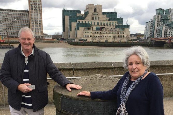 James Bond Filming Locations: Private Black Cab Tour in London - Who Would Love This Tour?