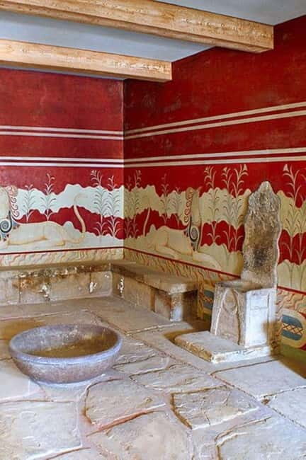 Knossos Place and Minoan Performance from Rethymno - Heraklion: A Perfect Blend of Old and New