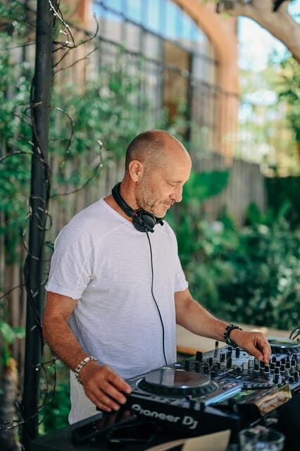 Learn to mix with a professional DJ in Ibiza - FAQ