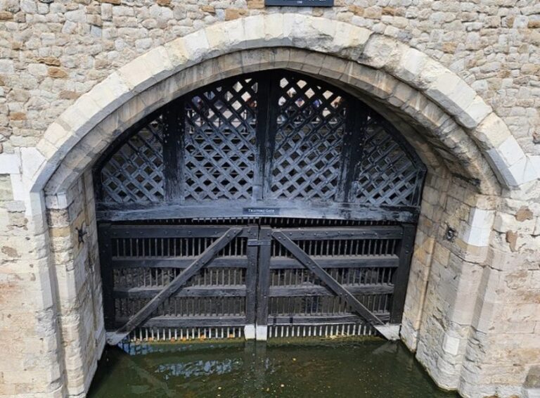 London: Tower of London Guided Tour with Boat Ride - Thames River Cruise: The Best Way to See London