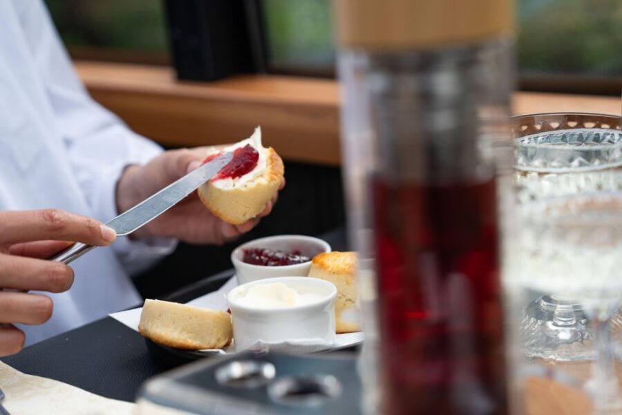 London: Traditional Afternoon Tea Tour in a Luxury Coach - What the Reviews Tell Us