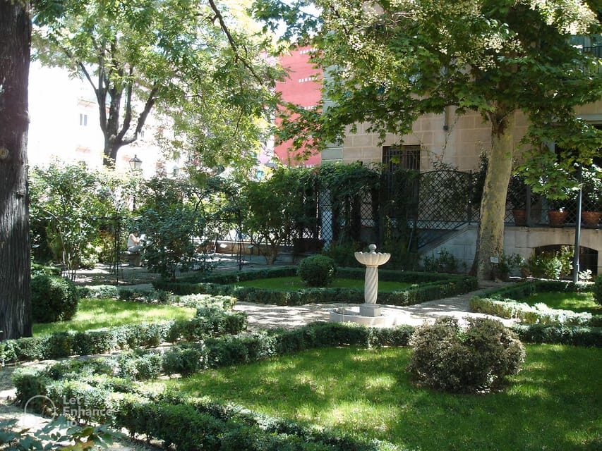 Madrid: Hidden Gems and Secrets Small Group Walking Tour - What You’ll Experience in Practice