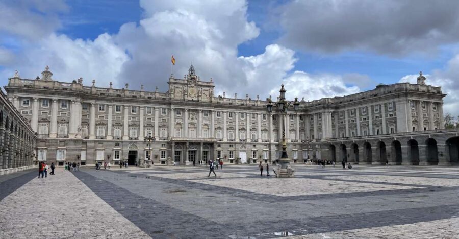 Madrid: Royal Palace tour - semi private or private - Why the Guides Make a Difference
