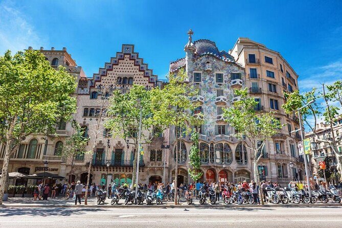 Night Tapas Walking Tour in Barcelona Modernist Area with Small Group and Dinner - Who Should Consider This Tour?