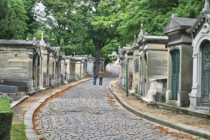 Paris: Famous Graves of Pere Lachaise Cemetery Guided Tour - The Atmosphere and Why it Matters