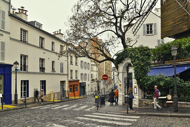 Paris: Montmartre & Sacré Coeur Private Walking Tour - The Experience and Its Value
