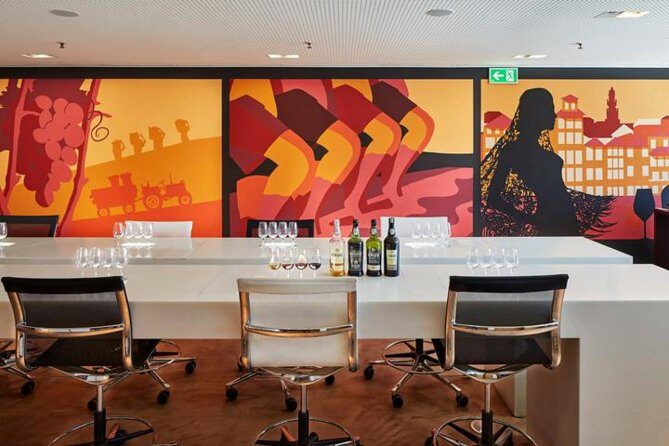 Port Wine Cocktails Workshop at Espaço Porto Cruz, Vila Nova de Gaia, Portugal - The Role of the Guide and Group Size