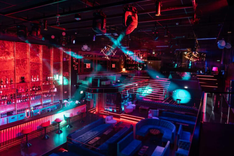 Porto: Cabaret & Pole Shows, offer a Glass of Champagne - The Performance Highlights