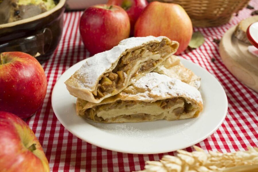 Prague: Evening Folklore Garden Party with Traditional Menu - The Value of This Tour