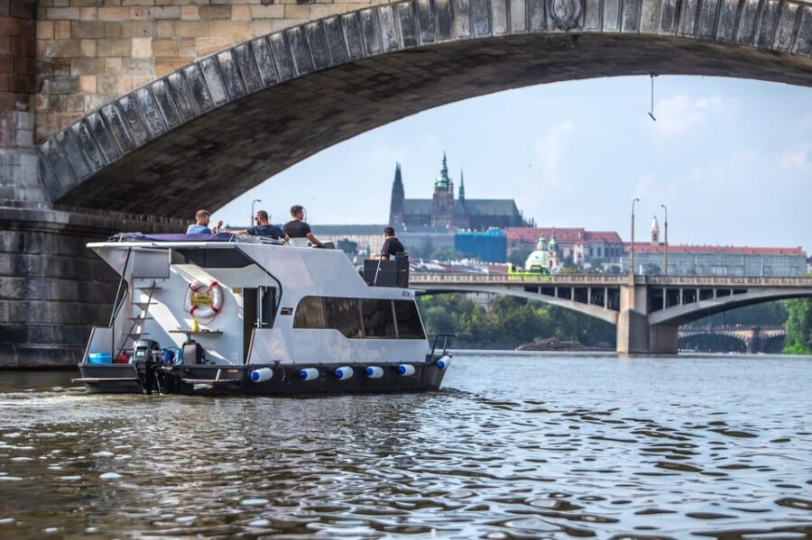Prague: Private River Cruise with Unlimited Beer or Prosecco - The Drinks: Unlimited Beer or Prosecco