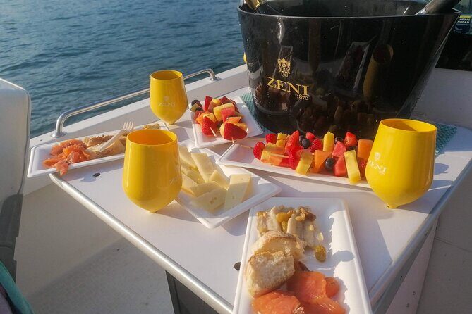 Private boat tour with wine and and food aperitif - The Experience in Practice