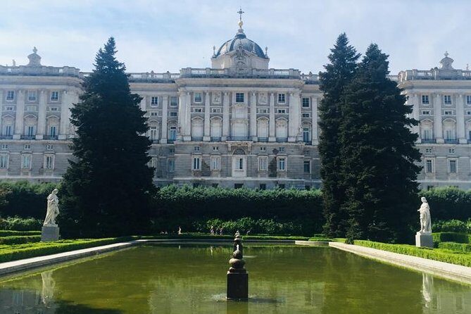 Private tour of the royal palace, private guide, fast entrance and pick up at the hotel. - FAQs