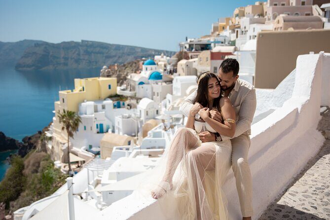 Santorini couple photoshoot with 50 edited photos! - The Sum Up
