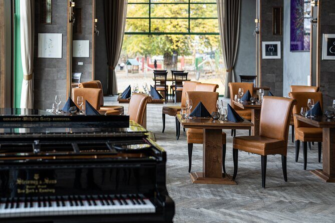 Sinatra Tribute Show and Dinner Experience in Manes - The Experience: Atmosphere and Authenticity