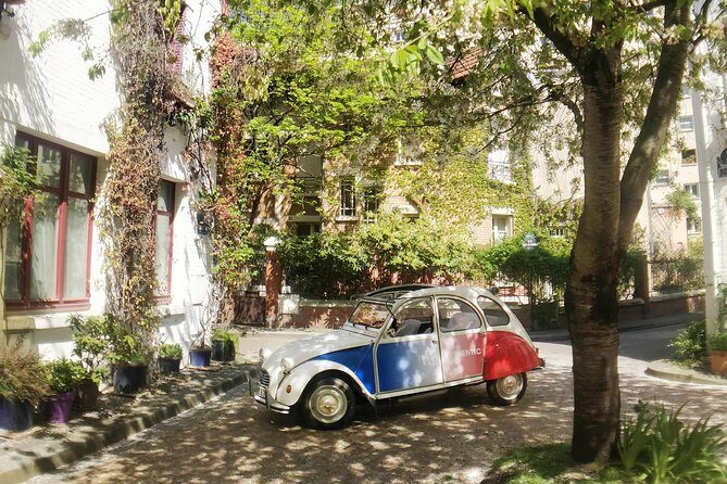 Tour in a vintage car with a Parisian - The Experience: A Balance of Sightseeing and Authenticity