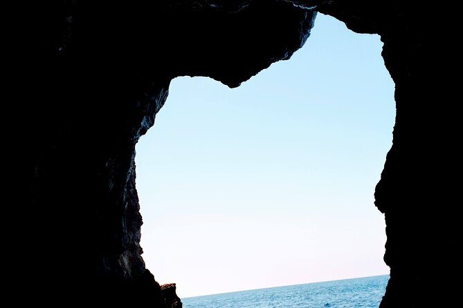 Tour to the caves of Sesimbra - Guide Expertise and Atmosphere
