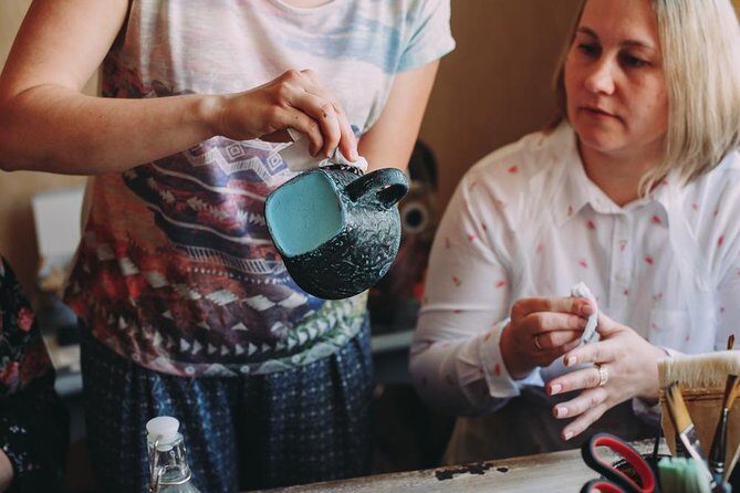 Typical Pottery Experience with local Artisans in Catania - Participating in a real local studio