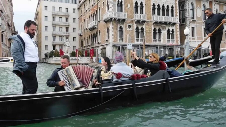 Venice: 30-Minute Gondola Ride on Grand Canal with Serenade - A Thorough Look at the Gondola Serenade Experience