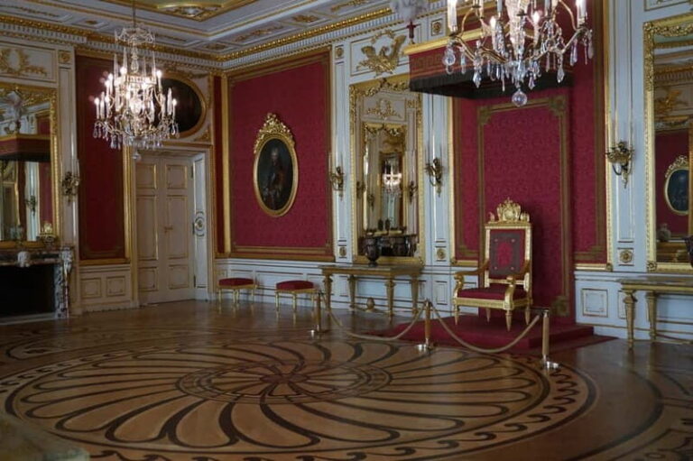 5-hour: Royal Castle, Old Town and POLIN Museum/inc.Pick-up/ - Who Should Book This Tour?