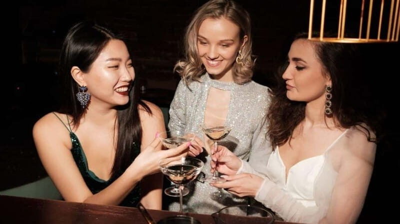 Albufeira: 5 Bars and 1 Nightclub Pub Crawl with Free Shots - What Makes This Tour Stand Out