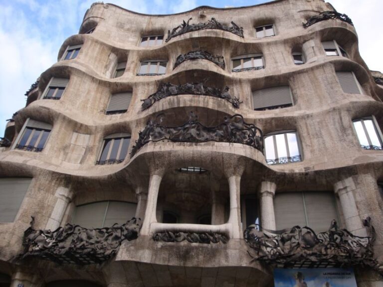 Barcelona: Art Nouveau & Gaudí Tour - Itinerary Breakdown: From the Walls to the Golden Square