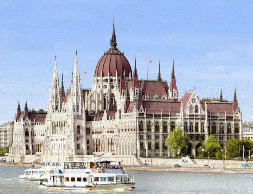 Budapest: Guided Tour of the Parliament Building in Spanish - A Closer Look at the Tour Experience
