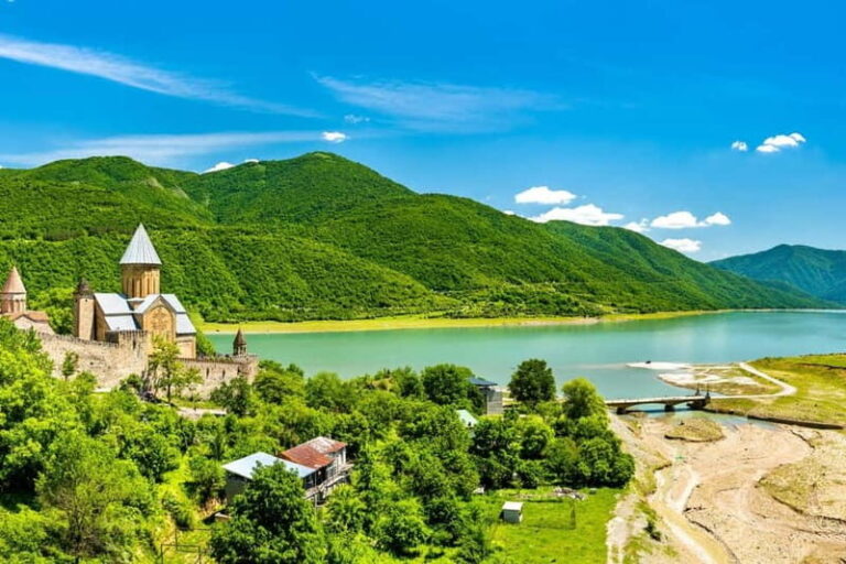 Discover Ananuri, Gudauri, & Kazbegi Guided Day Tour - The Experience on the Ground