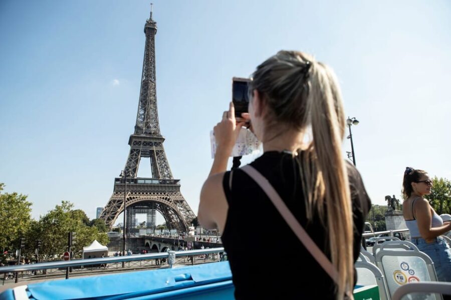 Disneyland Paris: Bus Sightseeing Tour in Paris - Arriving at the Eiffel Tower: A Prime Gateway