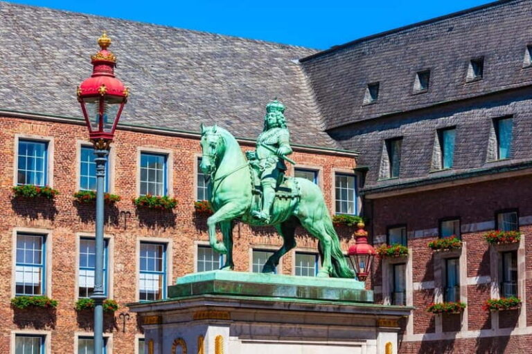 Dusseldorf: 2-hour Best Intro Walking Tour with a Local - Why This Tour Offers Good Value