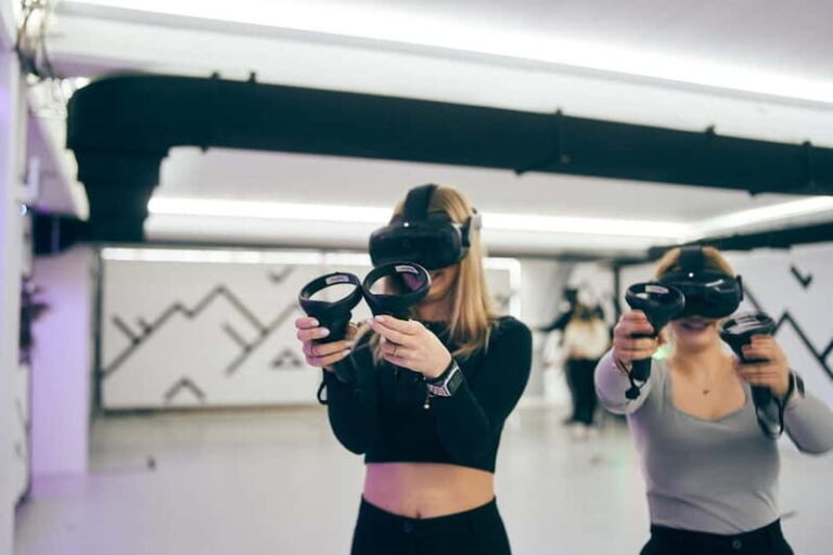 Düsseldorf: Virtual Reality Escape Game - Dive Into the Scenarios