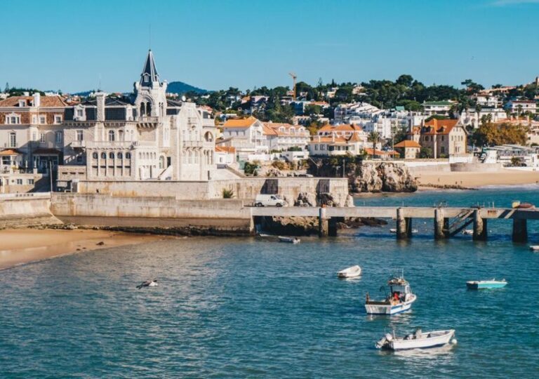 Exclusive tour by car - Sintra city and Cascais city - Authenticity and Practicalities