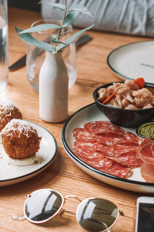 Familly friendly: tailored tapas, giants & Scavenger Hunts! - The Highlights: What Makes This Tour Special?