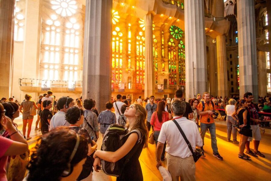 Fast-Track Access: Sagrada Familia 1.5-Hour Guided Tour - Guides and Personal Touches