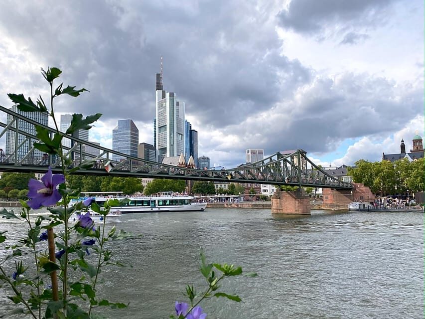 Frankfurt: Discover the heart of Frankfurt - a city tour in German - The Experience: A Closer Look