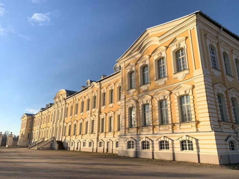 From Riga: Trip to Hill of Crosses, Rundale Palace & Bauska - Detailed Breakdown of the Itinerary