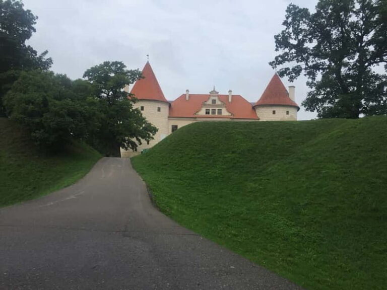 From Riga: Vilnius One-Way Tour with Sightseeing Stops - The Itinerary: A Deep Dive into the Highlights